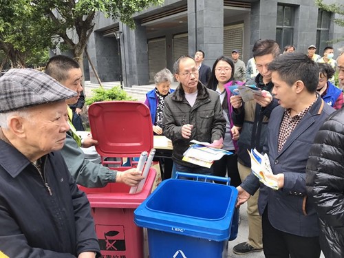 1481522449755787.jpg 居民学习垃圾分类知识_副本.jpg