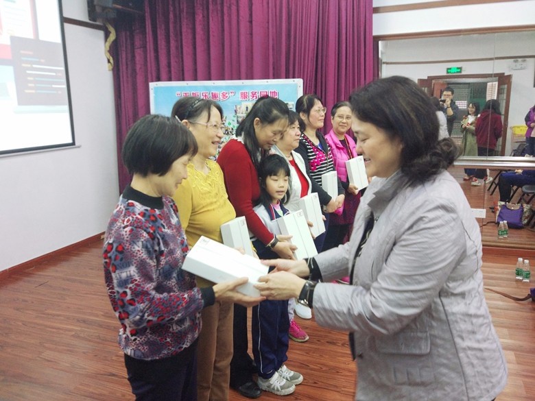 陈锦云女士为第一期学员义工颁发平板电脑_副本.jpg