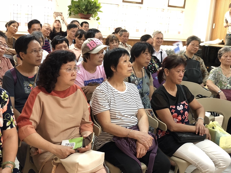 居民在认真学习急救知识.JPG