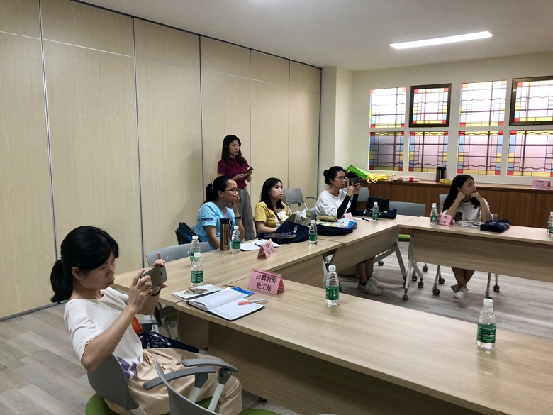 参会社工站社工认真听项目介绍_副本.jpg