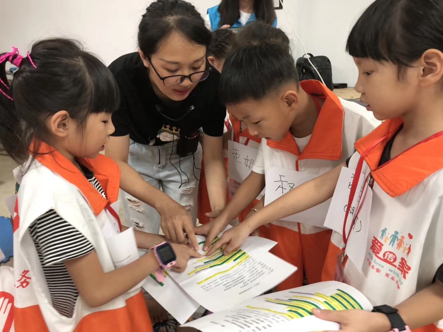 社工引导同学们围读小剧本.JPG
