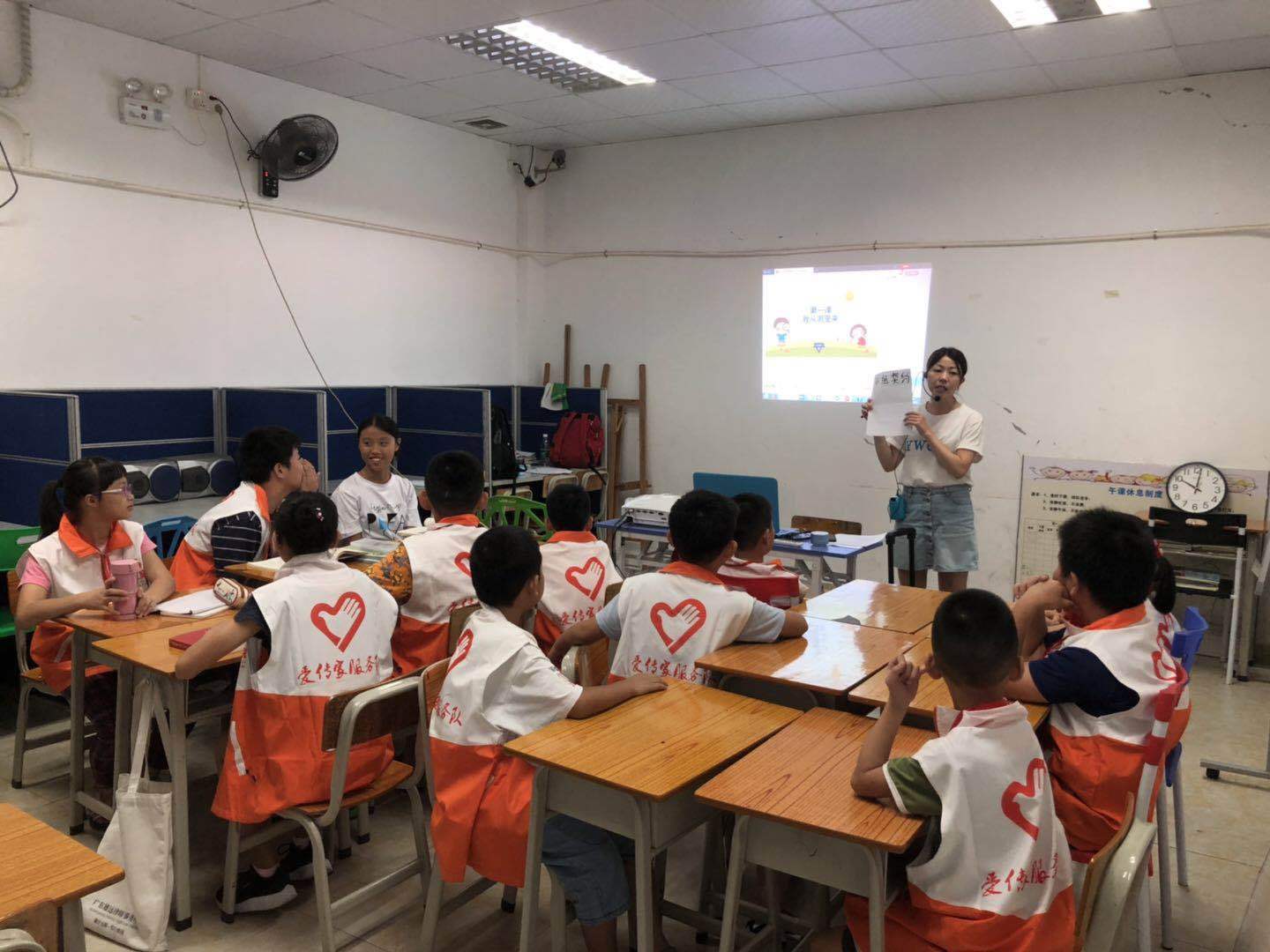 社工和孩子们定活动契约.jpg