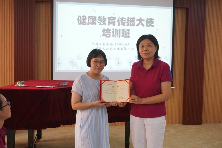 给主讲嘉宾颁发聘书.JPG