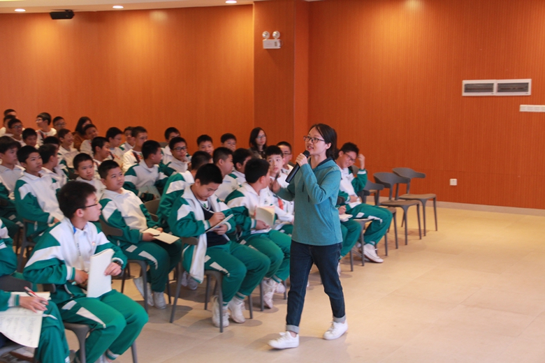 陈社工给同学们讲解青春期知识_副本.jpg