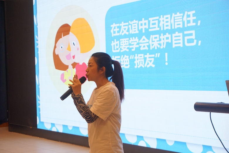 潘社工讲述如何学会保护自己_副本.jpg