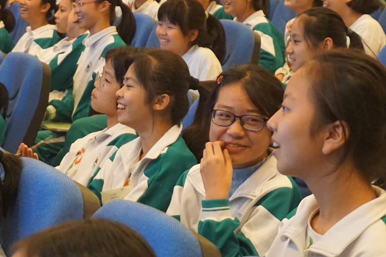 同学们在讨论中_副本.jpg