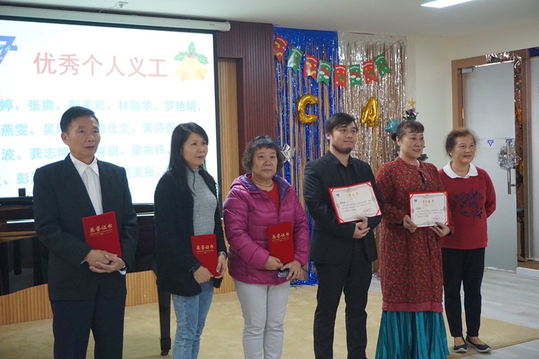 图片005：施敏红理事与优秀义工代表合影_副本.jpg