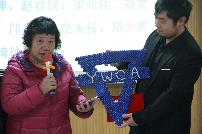 图片010：优秀义工代表范女士发表感言_副本.jpg