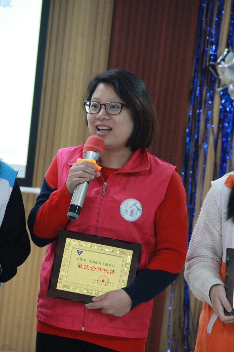 图片012：最佳合作伙伴代表伍社工发表感言_副本.jpg