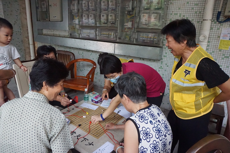 社工、义工与居民一起体验桌游，以游戏锻炼反应能力，活跃大脑.JPG