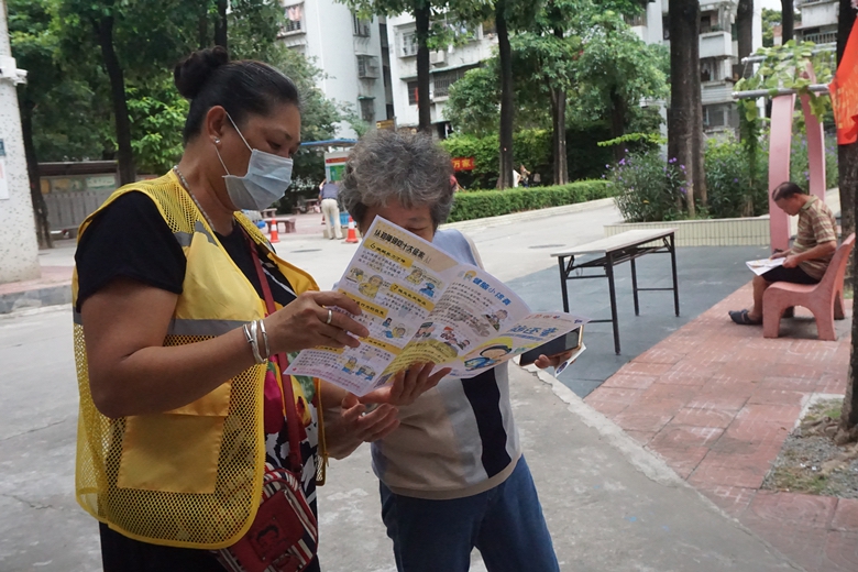 义工向居民宣传认知障碍知识.JPG