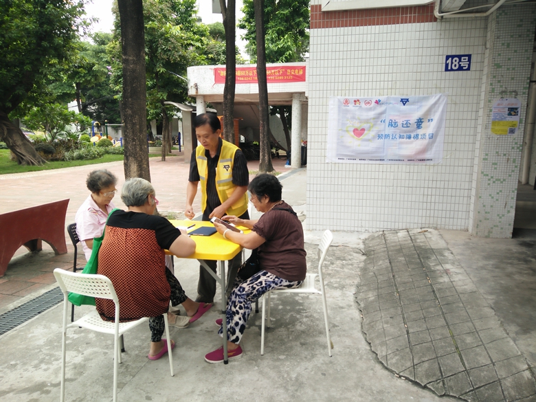义工指导居民使用平板电脑.jpg