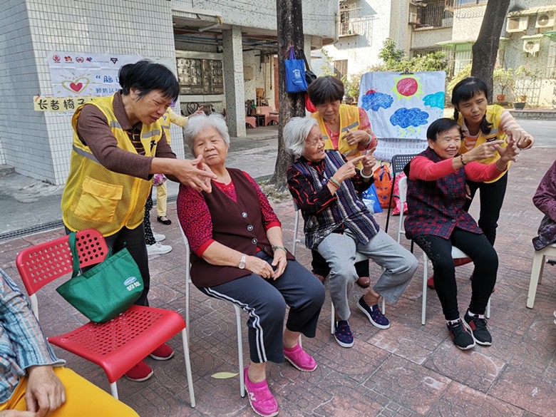 图片008：组员在认真地教导社区长者练习手指操。.jpg