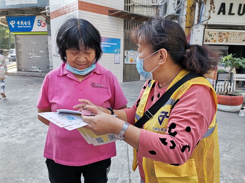 相片009：义工在热情地为社区居民讲解认知症知识。.jpg