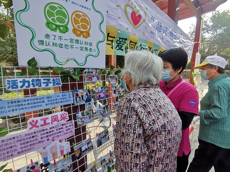 相片010：社区居民在浏览活动相片。 (2).jpg