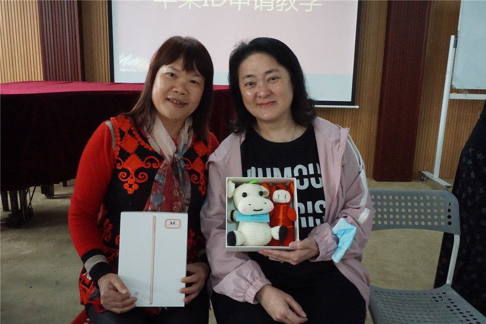 义工赠送手工给喜莱公司代表_副本.jpg