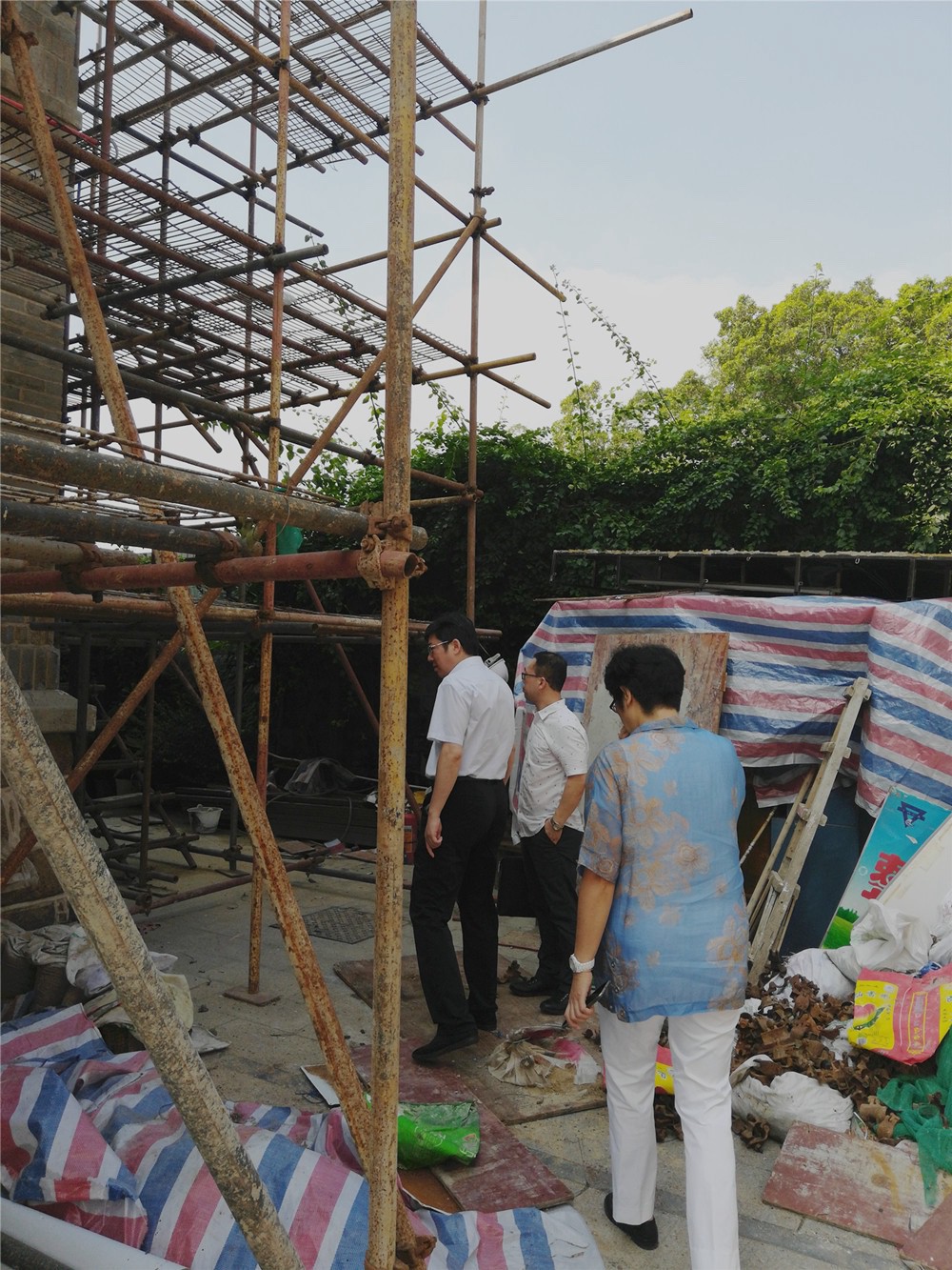 李庆奎局长视察鹤洞会所施工现场.jpg