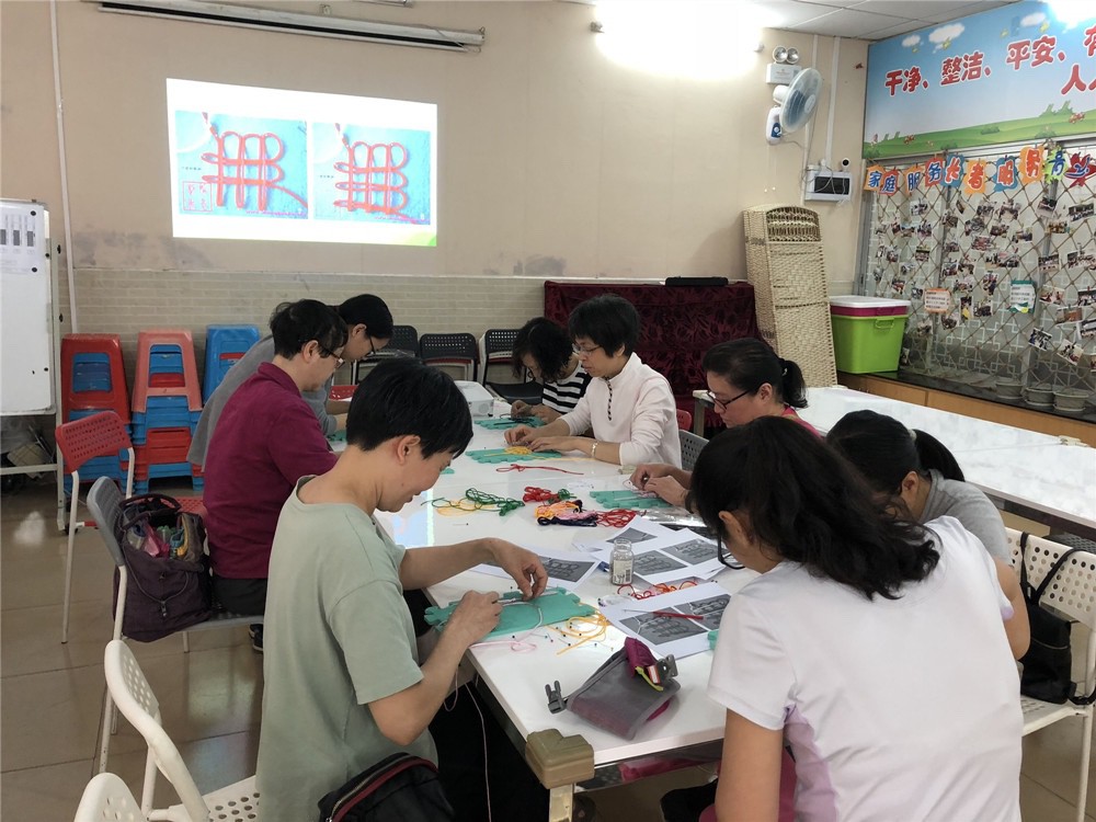 组员认真学习中国结.jpg
