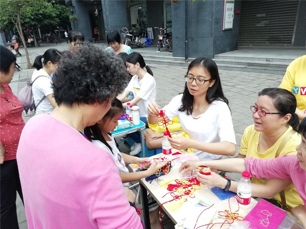 组员开展义买活动.jpg