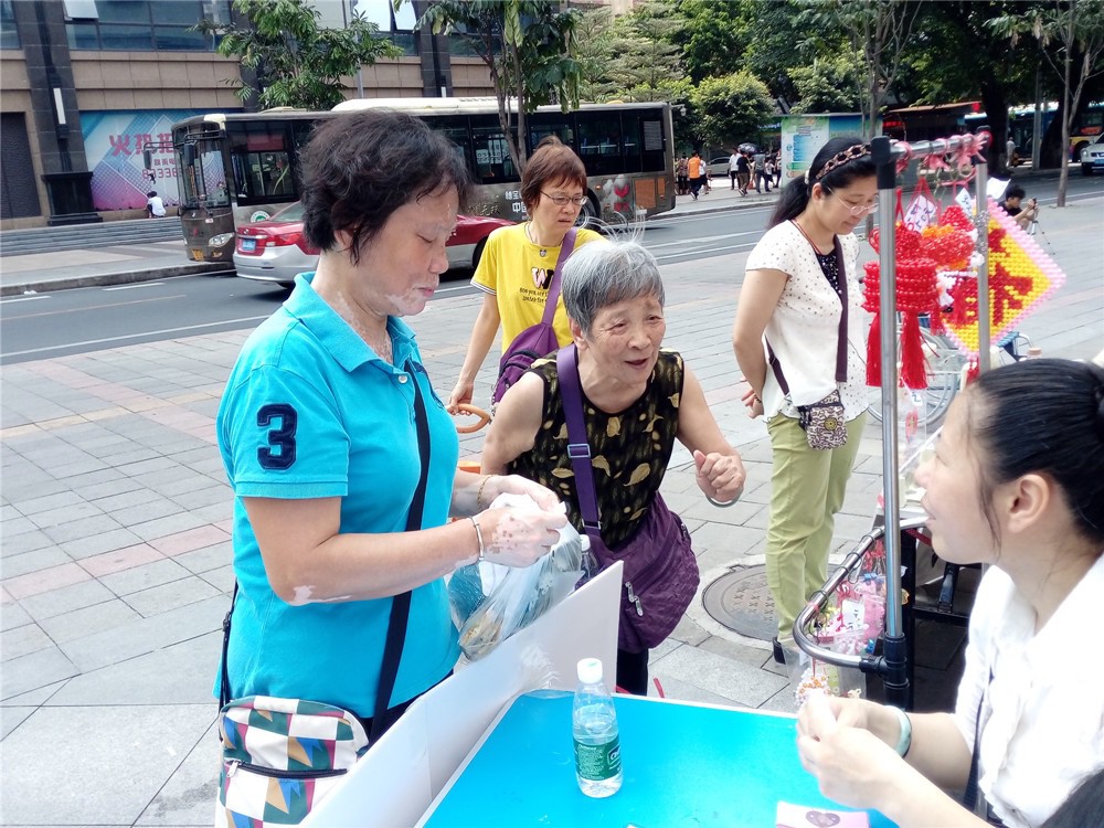 居民在参与知识问答.jpg