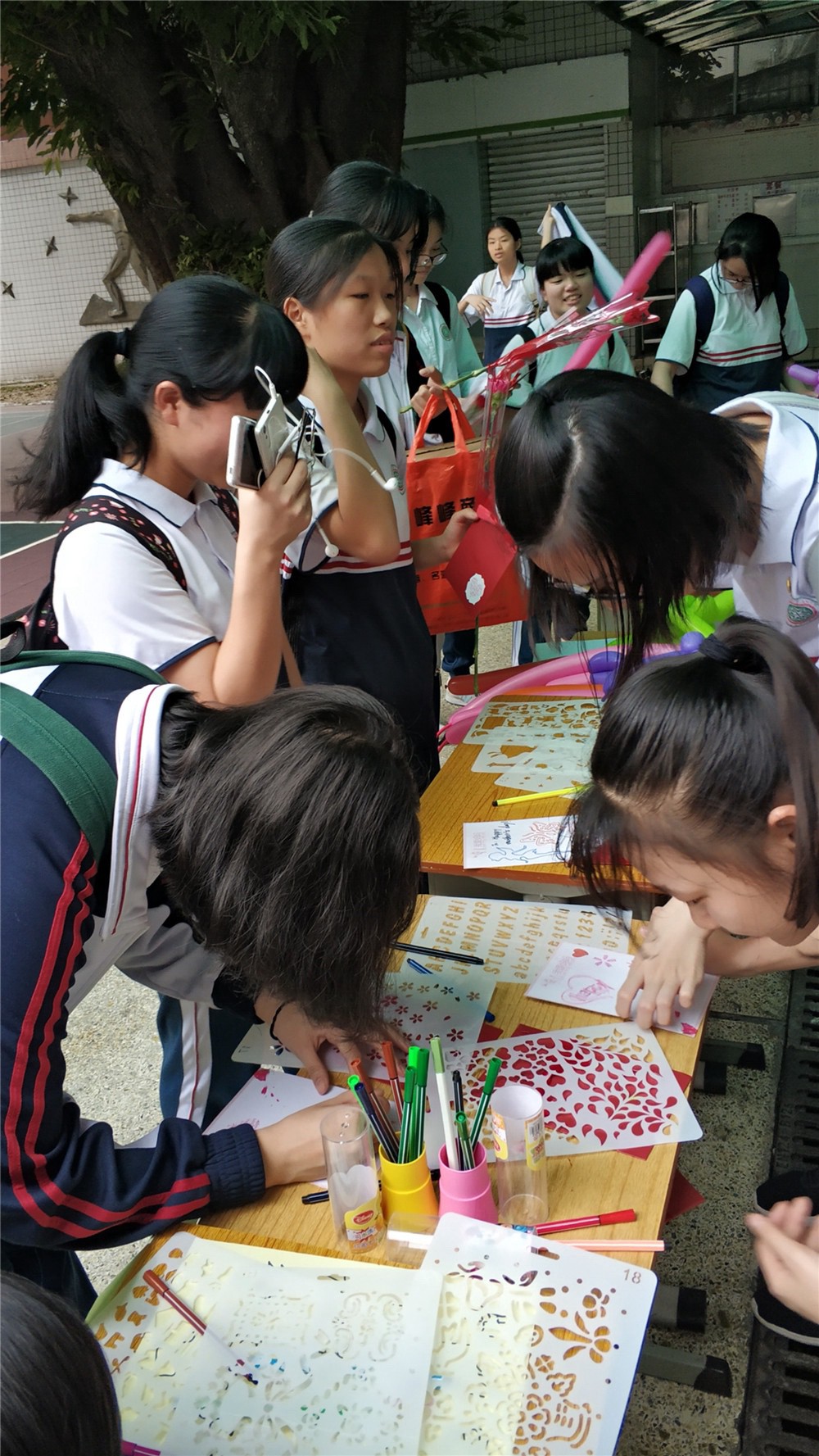 学生制作的贺卡作品.jpg